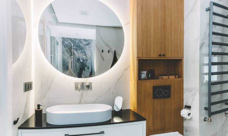 Jakie korzyści płyną z zastosowania technologii LED w półokrągłych lustrach?