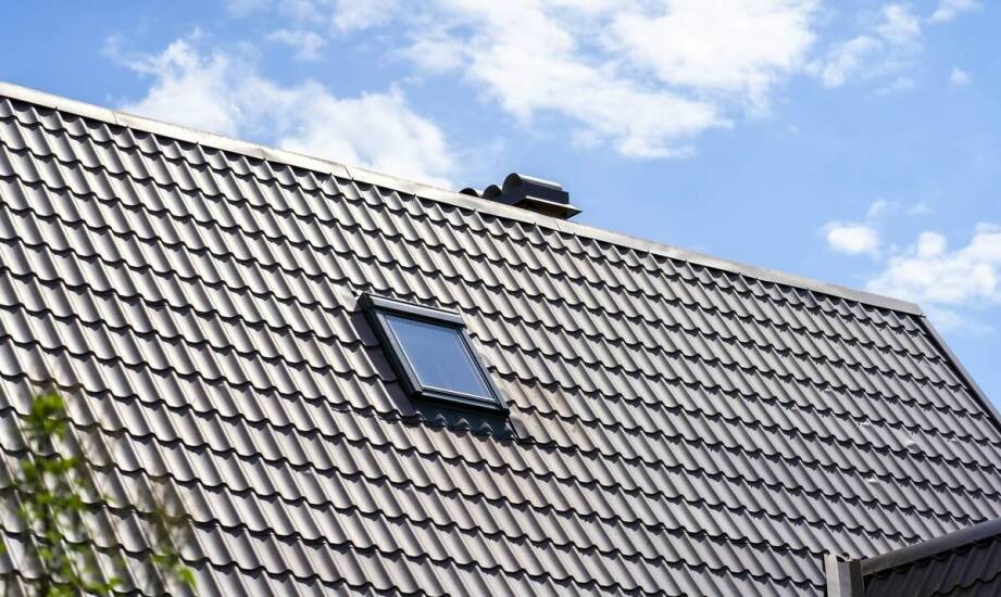 Jakie czynniki wpływają na wybór dachowych okien dla domu?