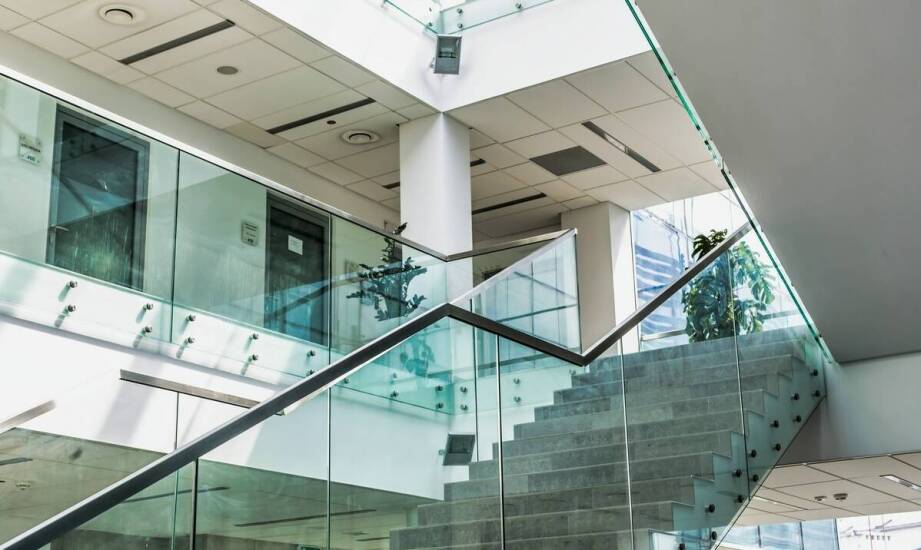 Innowacyjne rozwiązania w montażu poręczy szklanych – co oferuje rynek?