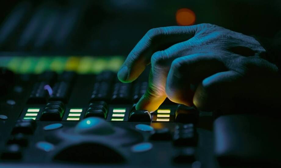 Zastosowanie mikserów dźwięku w integracji z inteligentnymi systemami budynkowymi.