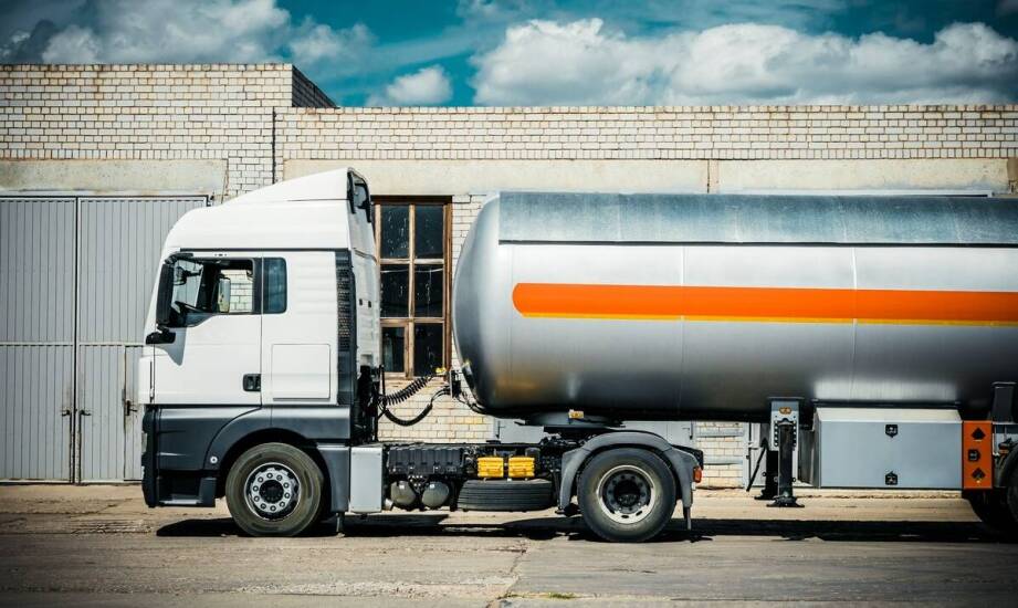 Jak efektywnie organizować logistykę dostaw paliw dla dużych przedsiębiorstw?