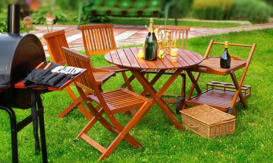 Wybór drewnianych ogrodowych mebli – na co zwrócić uwagę przy zakupie?