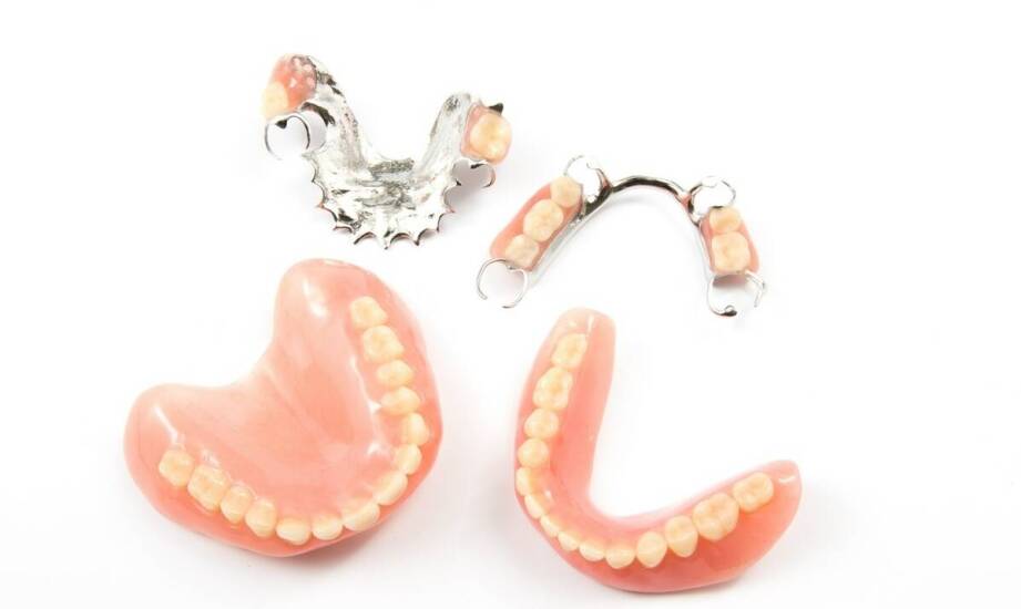 Protezy zębowe – jakie są najnowsze rozwiązania w protetyce?