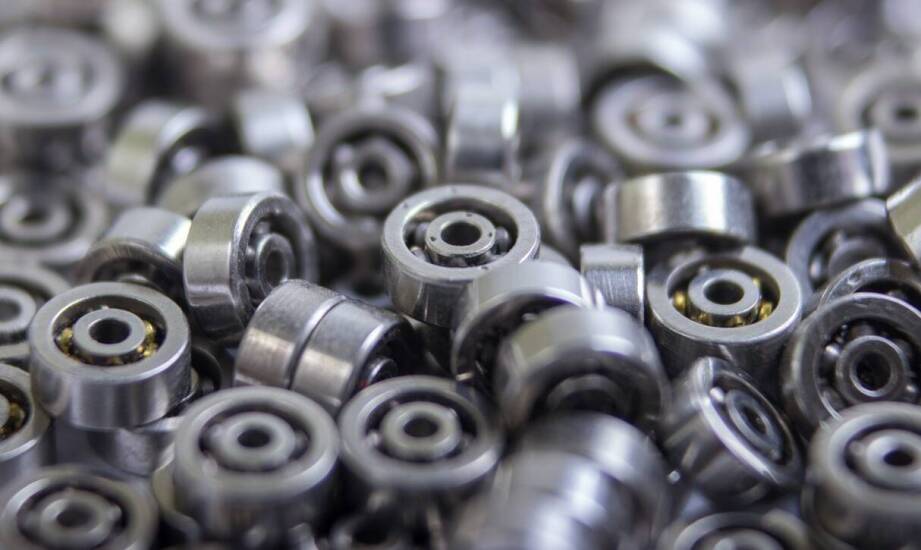 Jakie korzyści płyną z zastosowania nowoczesnych rolek w chłodniczych drzwiach przesuwnych?