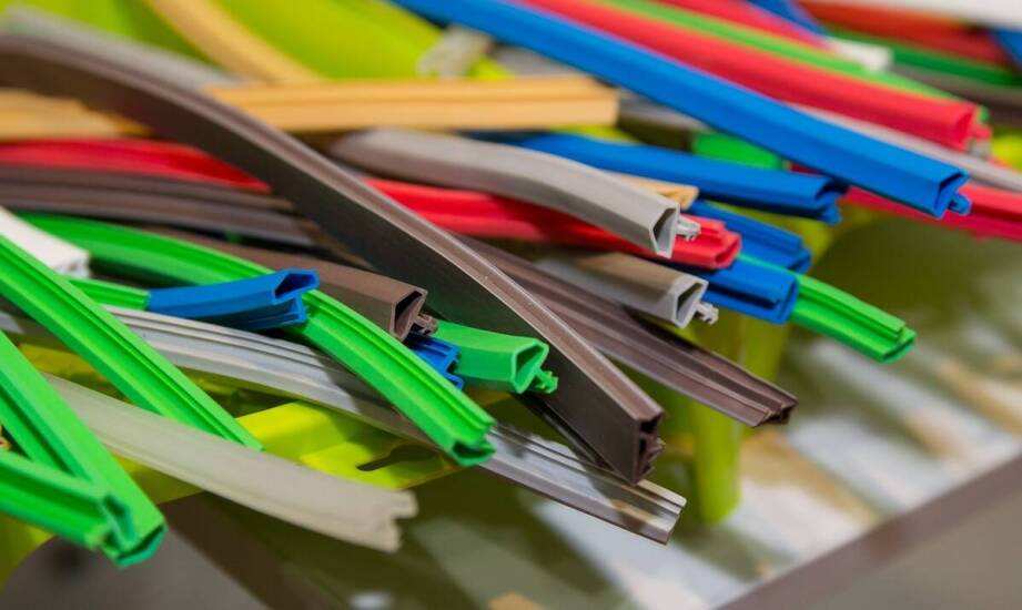 Porównanie docisku uniwersalnych wycieraczek i dedykowanych do konkretnych marek