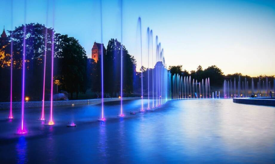 Jakie korzyści przynoszą multimedialne fontanny dla miejskiej przestrzeni?