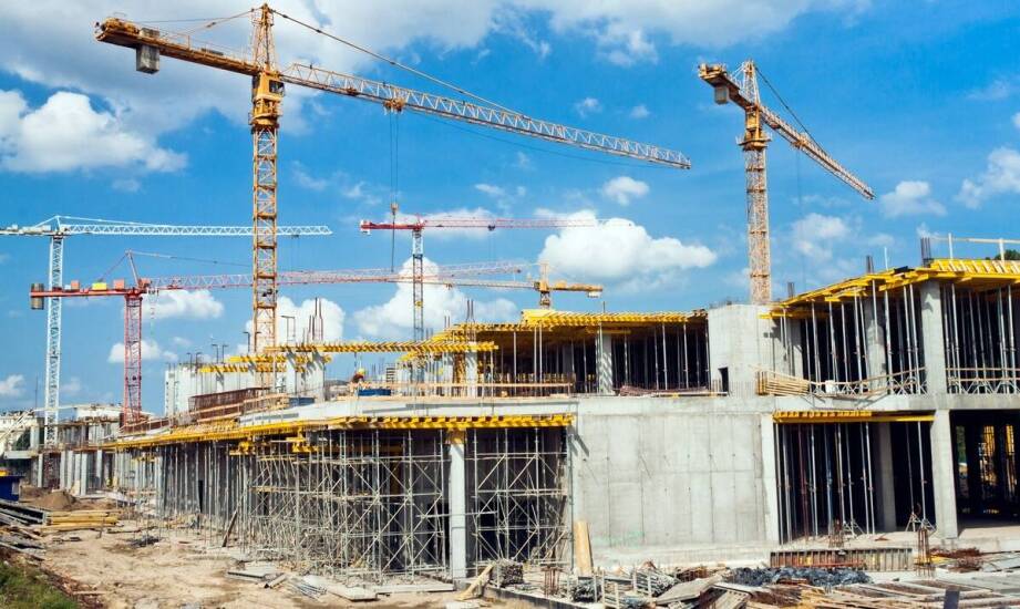 Jak ubezpieczenie od budowlanych ryzyk wspiera zarządzanie projektem?