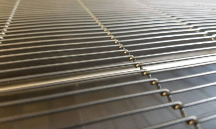 Nierdzewna stal w specjalistycznych drzwiach – jak wpływa na ich funkcjonalność?