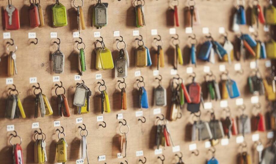 Wykorzystanie breloczków z napisami do kluczy na targach i konferencjach