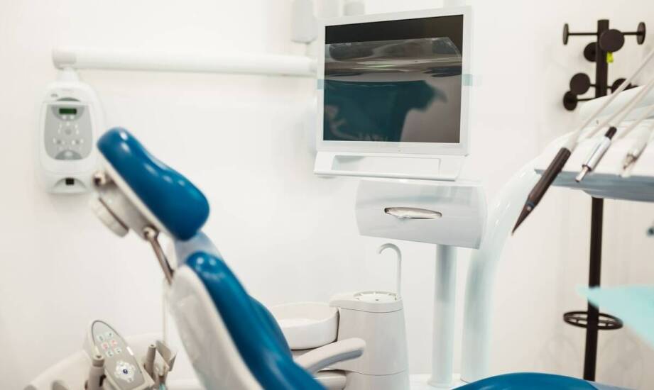 Jakie zabiegi oferuje stomatologiczna chirurgia w kontekście implantologii?