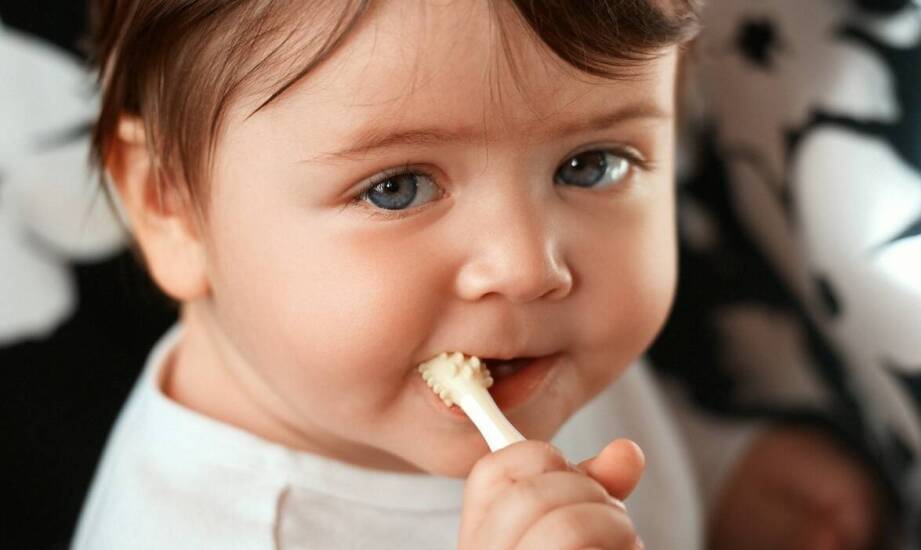 Porównanie metod czyszczenia jamy ustnej noworodka: gaziki vs. szczoteczki