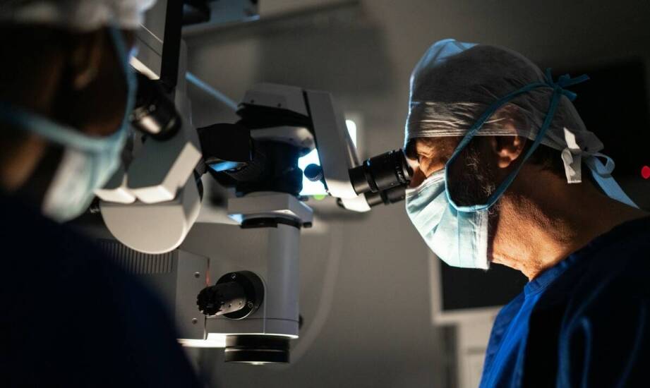 Jakie są różnice w zabiegach laserowych dla krótkowzroczności i dla nadwzroczności?