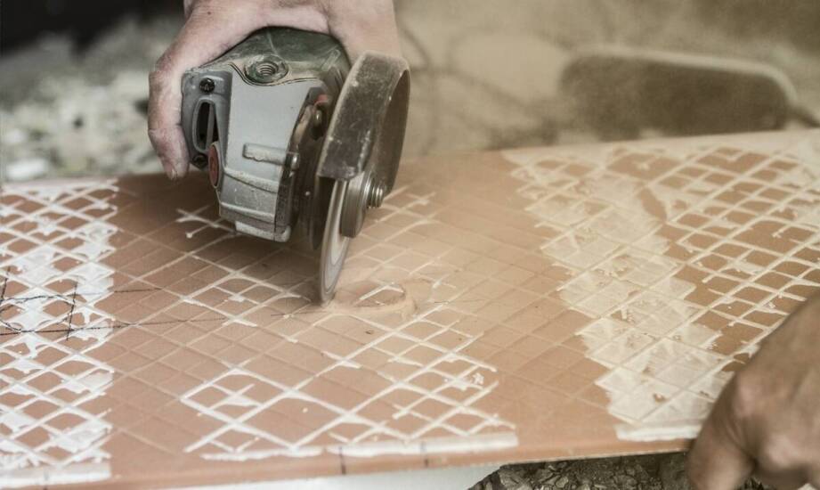 Rola zakładu kamieniarskiego w procesie demontażu i montażu pomników.