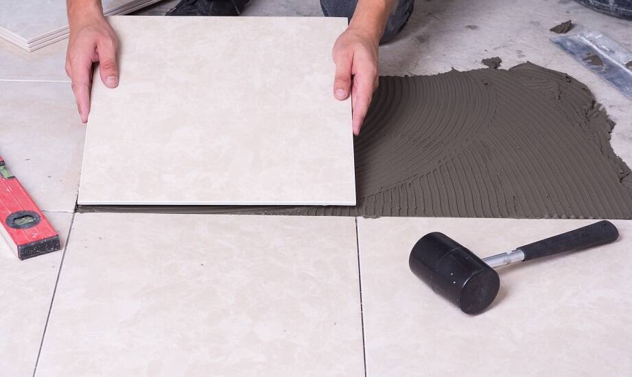 Wielkoformatowe płytki: jak wpływają na wizualny odbiór przestrzeni?