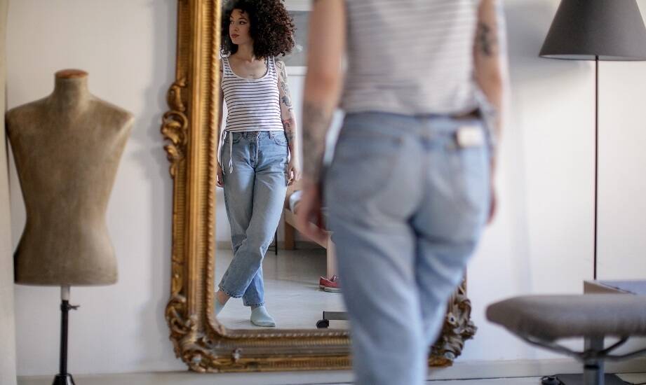 Przegląd najnowszych trendów w damskich jeansach mom fit