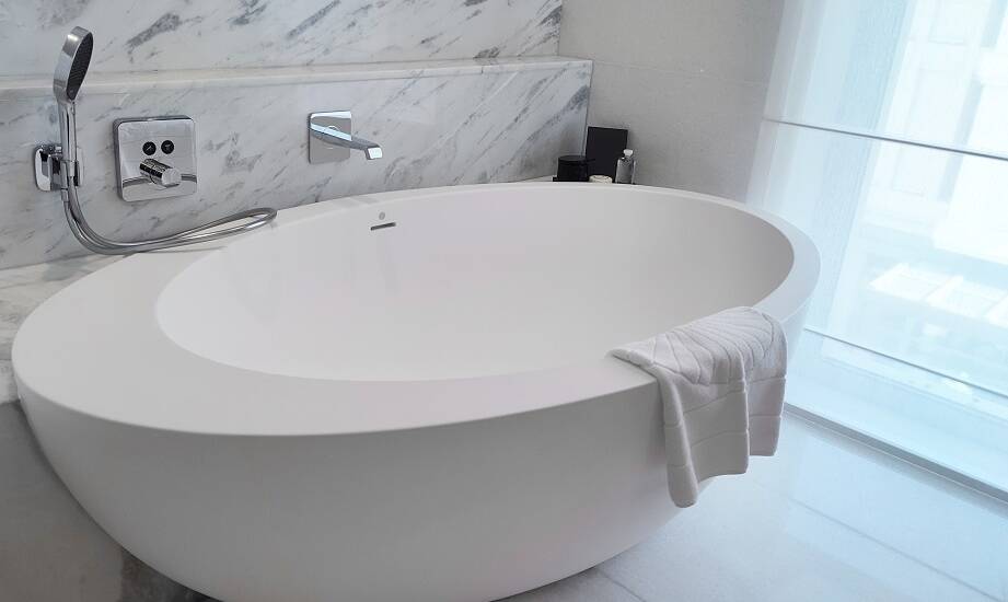 Ekskluzywne wanny: jak wybrać idealny model do swojej łazienki?