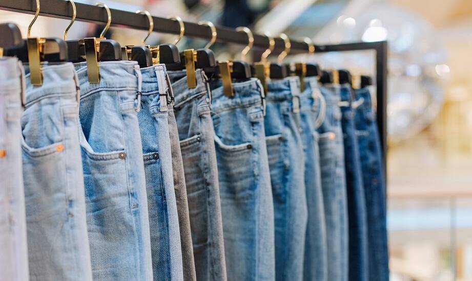 Wpływ trendów mody na wybór damskich jeansów straight