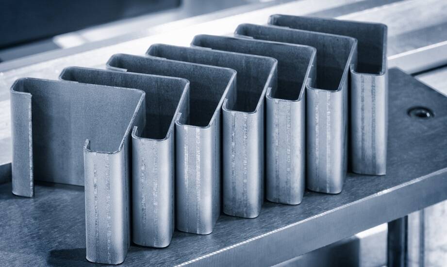 Gięte metalowe kasety – od projektu do realizacji