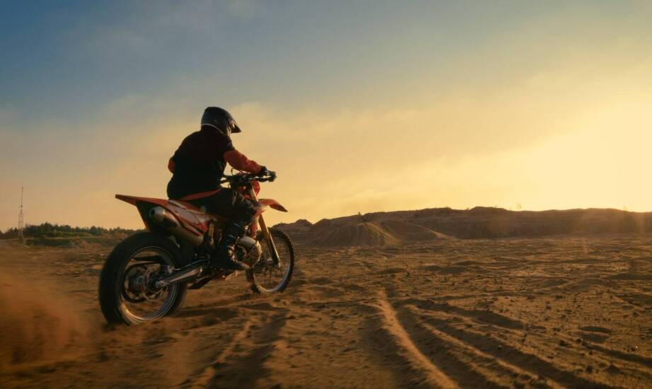 Jakie są korzyści z noszenia motocyklowej odzieży BMW podczas jazdy?