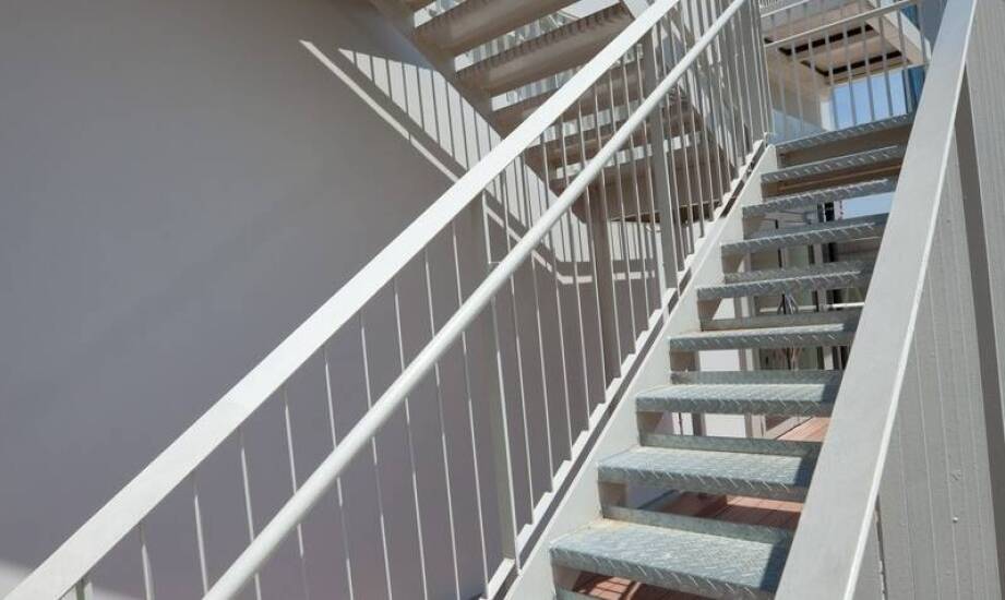 Odporność na warunki atmosferyczne: kluczowa cecha zewnętrznych stalowych schodów