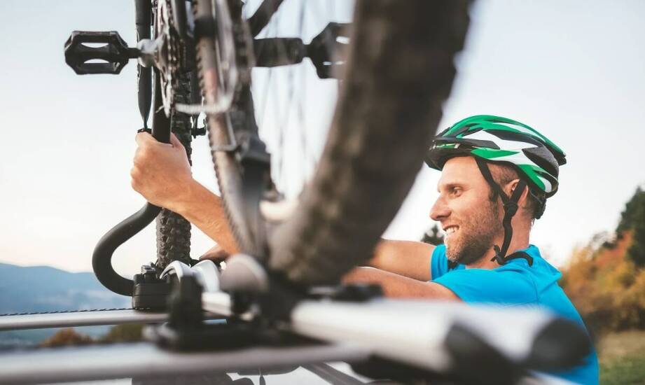 Porównanie rowerowych bagażników na dach i na hak – który wybrać?