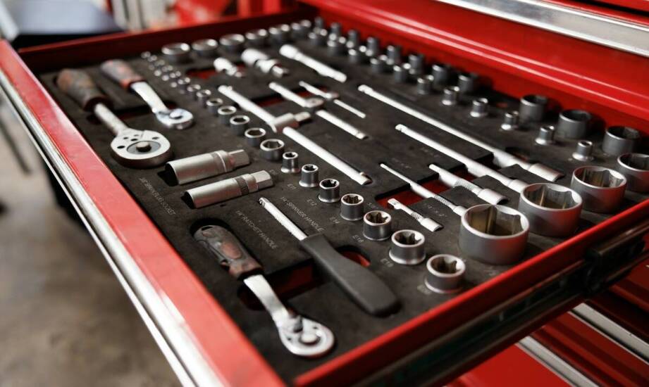 Jakie są najważniejsze cechy dobrych samochodowych regałów?