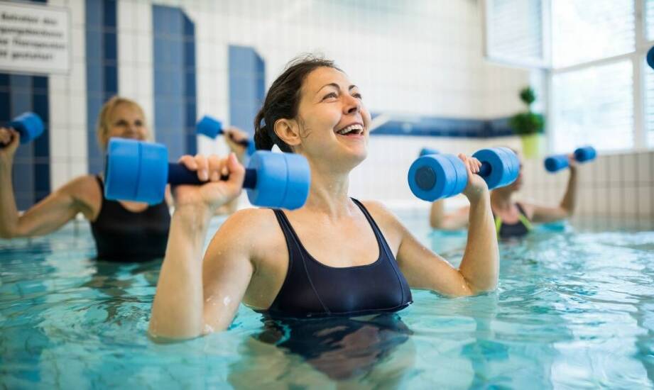 Jakie elementy kursu pływania pomagają dorosłym w przełamaniu lęku przed wodą?