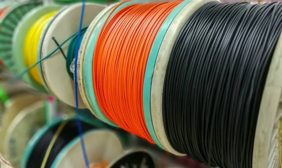 Jak dostępność materiałów wpływa na cenę skupu samochodowej wiązki?