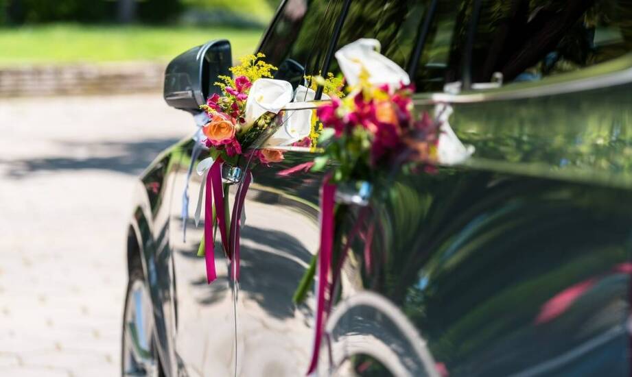 Wynajem auta na wesele: Jakie są kluczowe elementy umowy?