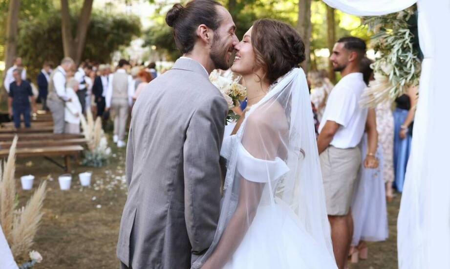 Akcesoria, które podkreślą stylizację z białą ramoneską w dniu ślubu