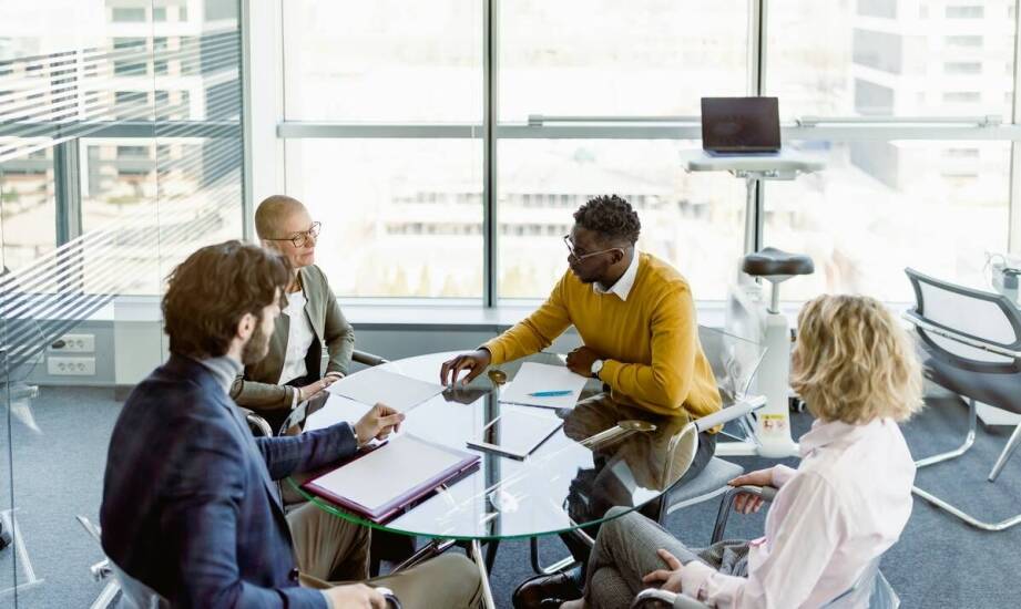 Jak zrozumieć i tworzyć umowę na czas określony w kontekście biznesowym po angielsku?