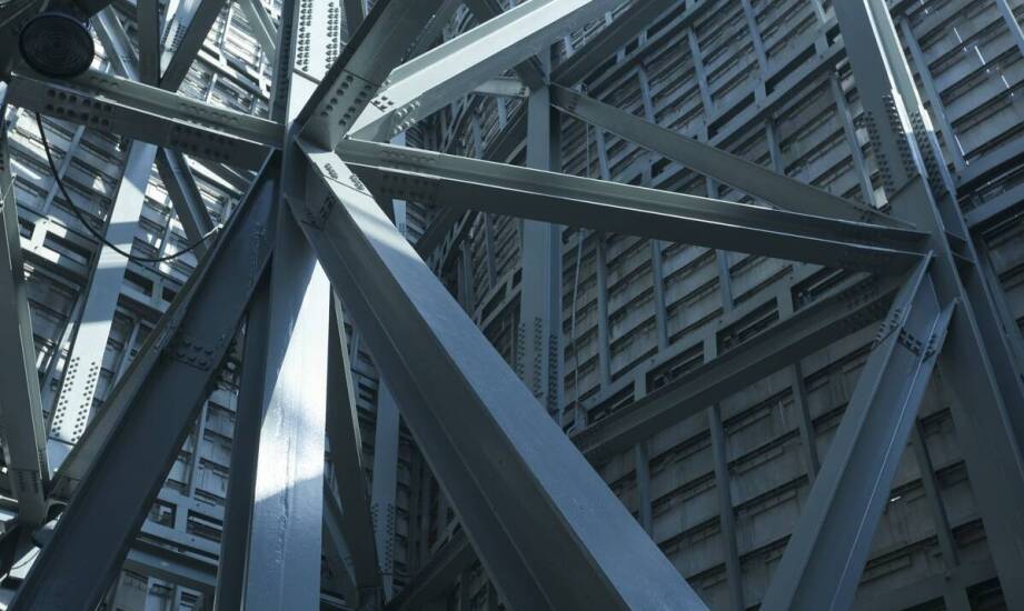 Stalowe konstrukcje w infrastrukturze drogowej i mostowej – kluczowe aspekty