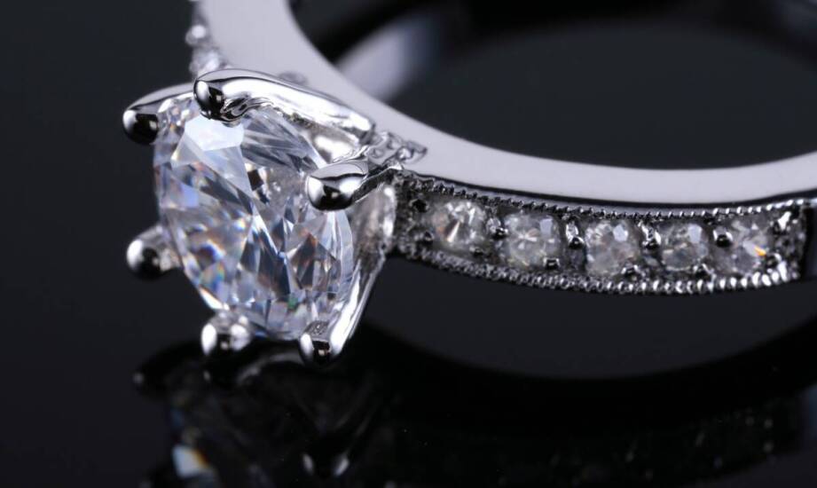 Jedno- i wielokamieniowe pierścionki – jak wybrać odpowiednią ilość cyrkonii?