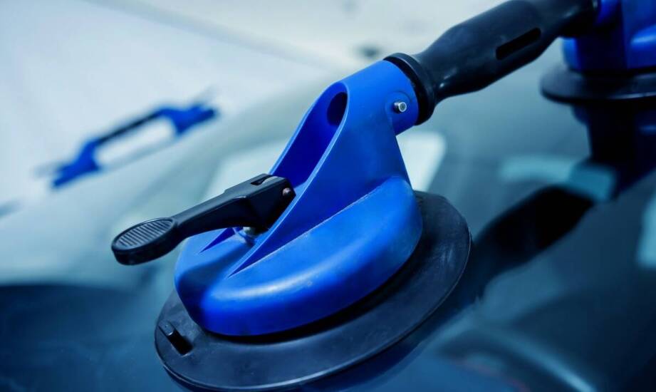 Jak lokalne firmy przyczyniają się do podnoszenia standardów jakości samochodowych szyb?