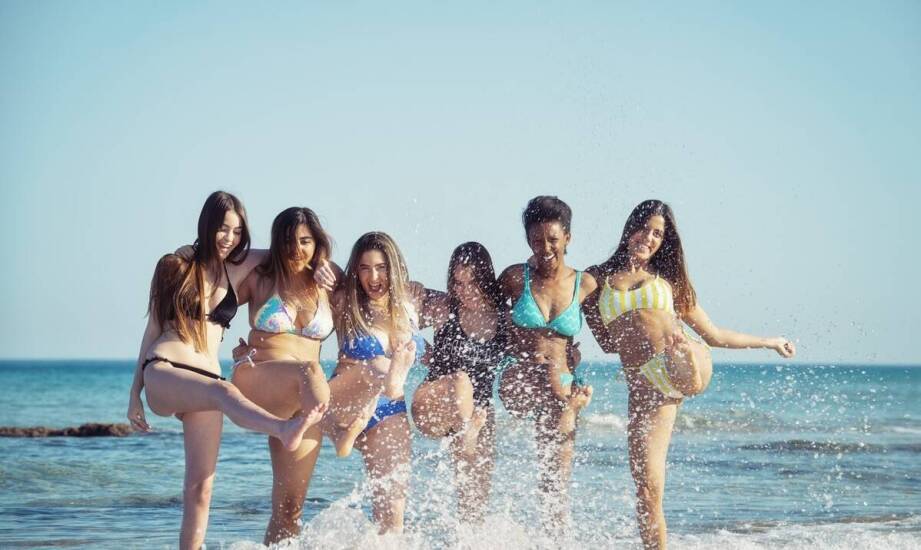 Jednoczęściowe stroje kąpielowe ze spódniczką – komfort i ochrona przed słońcem