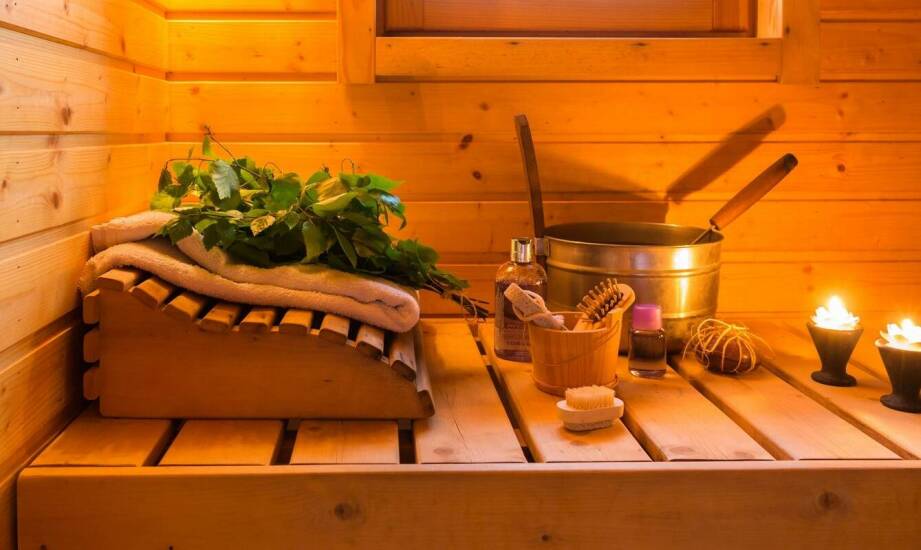 Relaksująca kąpiel w saunie – co oferuje RR Resort w Rewalu dla miłośników ciepła?