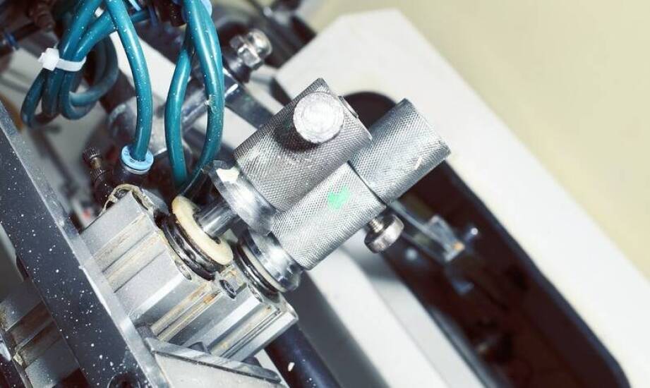 Przyszłość krawędziarek do szkła – czego możemy się spodziewać?