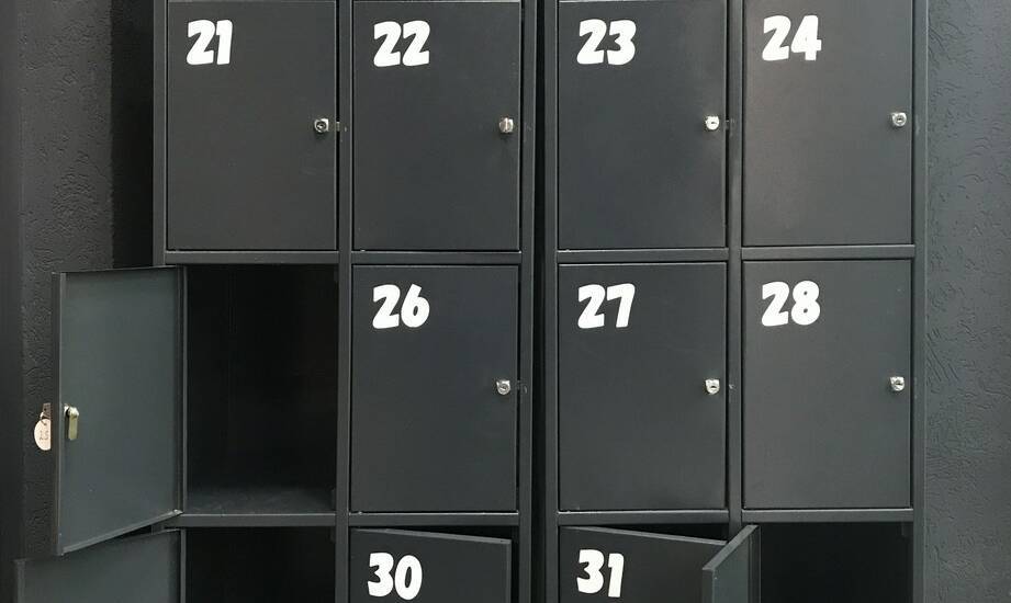 Metalowe szafki jako kluczowy element wyposażenia przestrzeni socjalnych