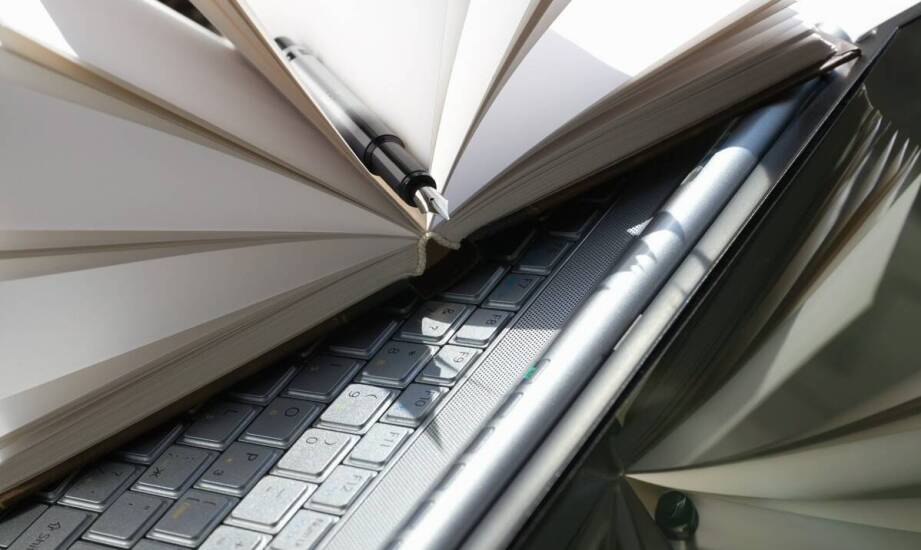 Jak Roma Fiszer łączy fikcję z literaturą faktu w swojej twórczości?