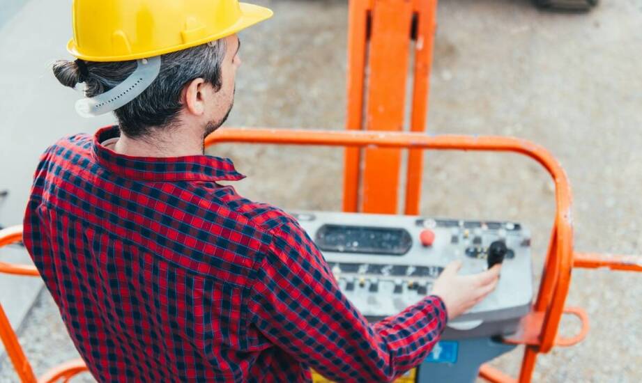 Bezpieczeństwo pracy z koszowymi podnośnikami w produkcyjnych zakładach