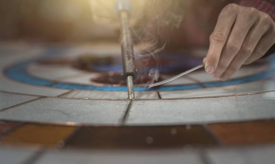 Techniki obróbki szkła stosowane w produkcji szklanych drzwi na wymiar