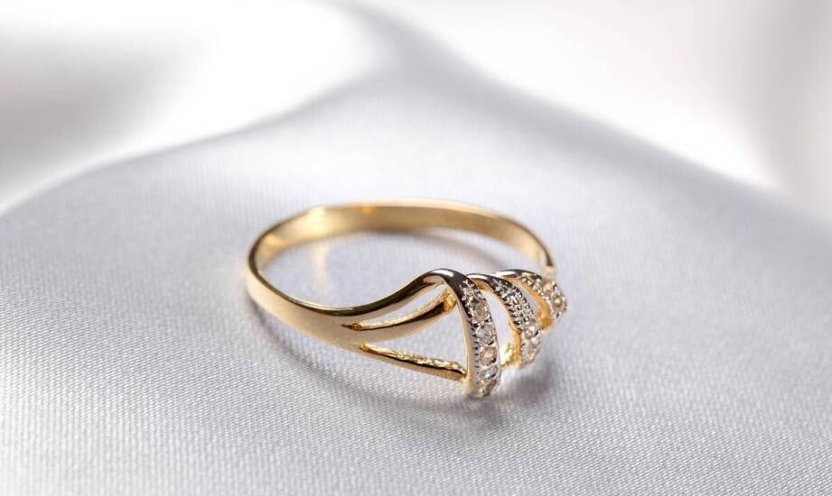 Jak dobrać złote kolczyki krzyże 585 do codziennych stylizacji?