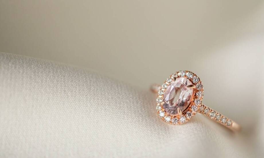 Jak wybrać pierścionek zaręczynowy z dużym diamentem, który pasuje do Waszej historii?