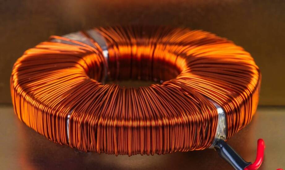 Jak uzwojenia wpływają na parametry pracy silników indukcyjnych w przemyśle?