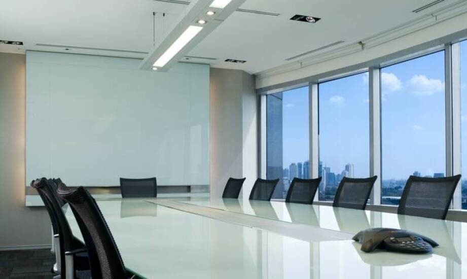 Jak napinane ściany mogą poprawić wizualne aspekty przestrzeni konferencyjnych?