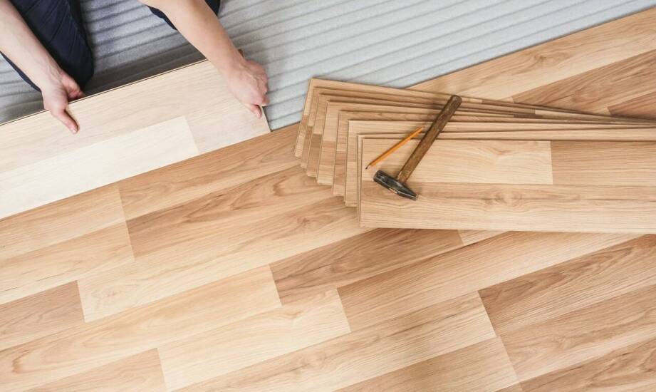 Montaż podłogowych paneli – co warto wiedzieć przed wyborem usługi?