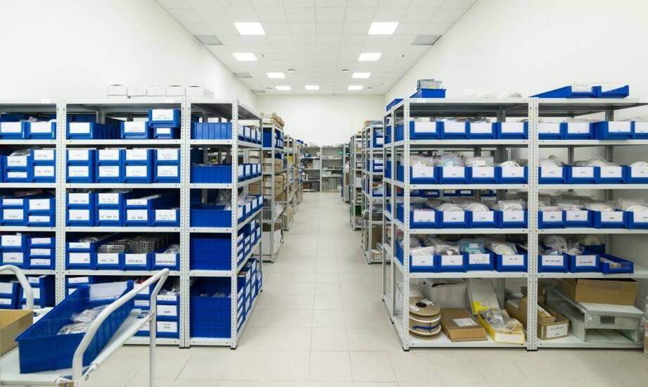 Jakie czynniki należy uwzględnić przy modernizacji magazynowych regałów?