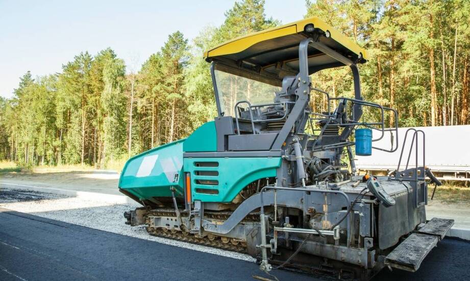 Jakie maszyny wspierają procesy korytowania pod kostkę na dużych placach budowy?