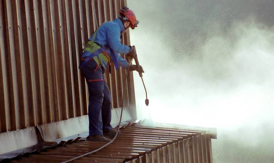 Czyszczenie dachów jako element kompleksowego sprzątania w przestrzeniach komercyjnych