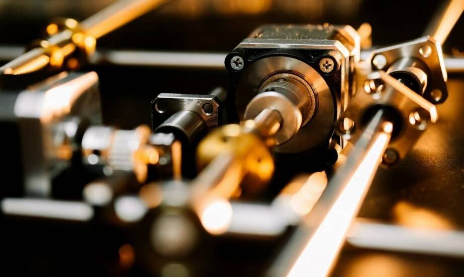 Jakie są kluczowe różnice między modelami siłowników w przyczepie D47?